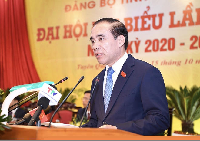 Đồng chí Chẩu Văn Lâm, Uỷ viên Trung ương Đảng, Bí thư Tỉnh uỷ Tuyên Quang khoá XVI, Trưởng đoàn Đại biểu Quốc hội tỉnh trình bày tóm tắt báo cáo chính trị trình Đại hội đại biểu Đảng bộ tỉnh Tuyên Quang lần thứ XVI