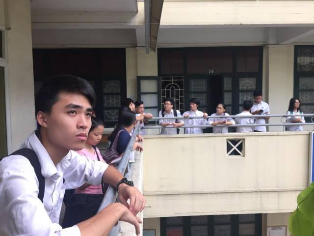 Những lo lắng xuất hiện trên gương mặt trước giờ thi...