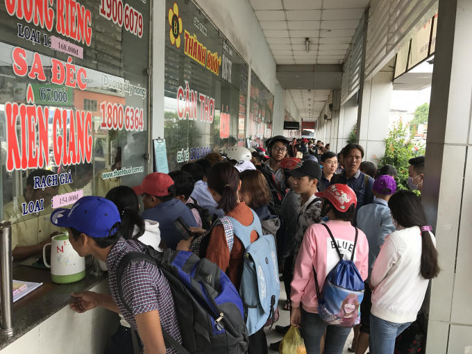 Khách mua vé tại Bến xe miền Tây sáng ngày 29/4.