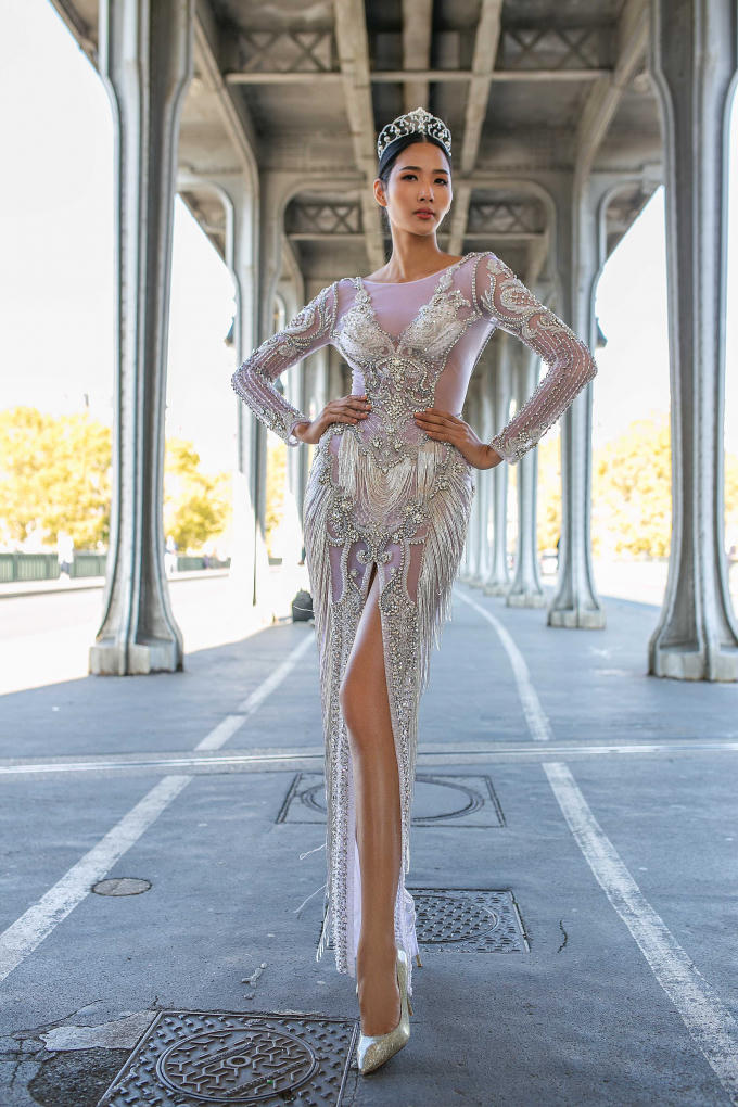 Hoàng Thùy bật mí, vì chụp ảnh ở những địa điểm du lịch nổi tiếng của Paris nên ekip khá khó khăn trong việc chụp ảnh thời trang, do có nhiều người qua lại. Tuy nhiên, khi biết Hoàng Thùy là Á hậu 1 Hoàn Vũ Việt Nam, du khách và người dân vô cùng thích thú, dành cho cô nhiều lời khen và xin chụp ảnh cùng.