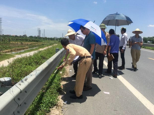 Lực lượng chức năng khám nghiệm lại hiện trường, điều tra nguyên nhân cái chết của 2 cô gái.