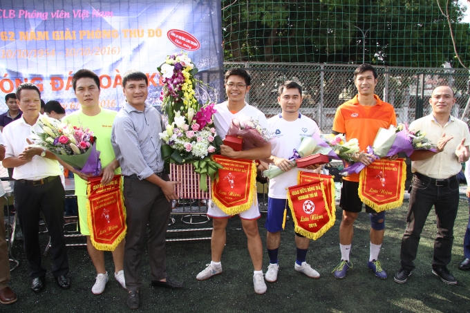 Đại diện Công an phường Láng Thượng tặng hoa và cờ lưu niệm cho các đội.
