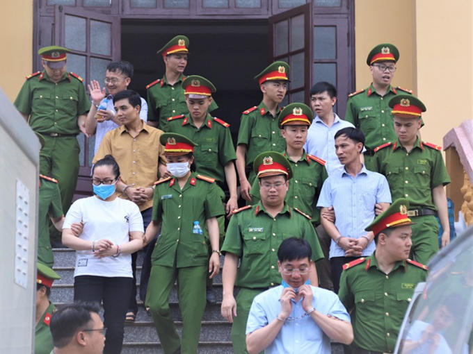 Các bị cáo tại tòa ngày 13-5. Ảnh: TP