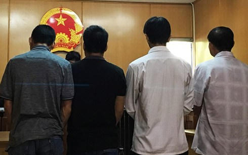 Bốn bị cáo trong đường dây rút ruột xăng máy bay tại phiên toà. (Ảnh: báo Người lao động)