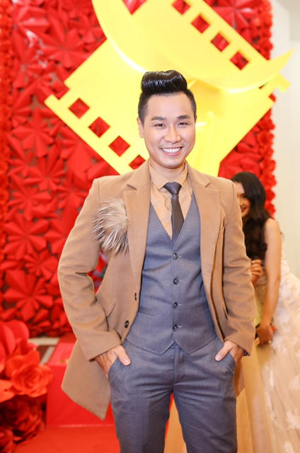 Là người kỹ tính, Nguyên Khang chuẩn bị chỉn chu từ trang phục, ngoại hình đến từng câu chữ. Nam MC 8X cho biết, anh rất hãnh diện khi được chọn là người dẫn chương trình cho sự kiện quan trọng của Điện ảnh, Truyền hình Việt Nam.