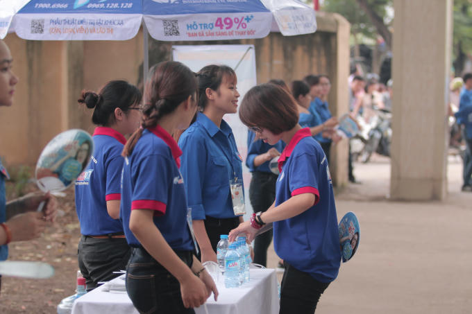 Nhóm tình nguyện chuẩn vị nước cho người nhà và thí sinh.