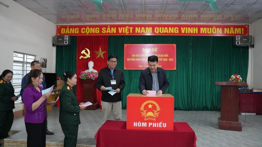 Ông Dương Ngọc Thuyết, Tỉnh uỷ viên, Bí thư Đảng uỷ xã kiểm tra diễn tập trước ngày bầu cử. (từ phải qua trái)