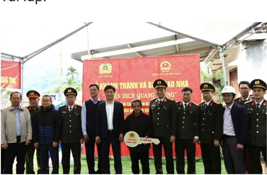 Lực lượng chức năng và chính quyền xã Măng Ri trao chìa khóa nhà mới cho gia đình anh A Hon (sinh năm 1990, trú tại thôn Lộc Bông) được nhận căn nhà mới trong Chiến dịch Quang Trung.