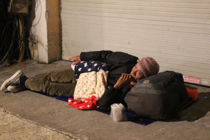 Người đ&agrave;n &ocirc;ng n&agrave;y&nbsp;trằn trọc m&atilde;i kh&ocirc;ng ngủ được v&igrave; lạnh xuống tới 13 độ c.