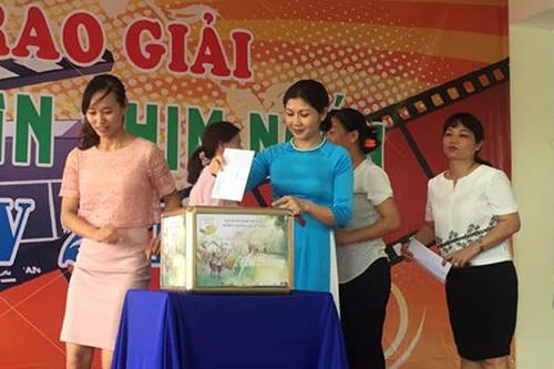 Song song buổi lễ là chương trình quyên góp, đồng hành cùng chương trình "Cặp lá yêu thương" của các cán bộ, giảng viên, sinh viên trường CĐ Truyền hình (Đài Truyền hình Việt Nam). Ảnh: Ma Loan.