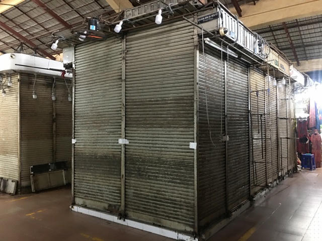 Quầy quần áo 3 mặt tiền được rao bán với giá 15 tỷ đồng tại chợ Bến Thành. Ảnh: Đại Việt