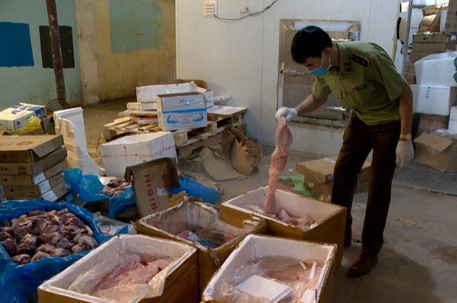 Cán bộ đội QLTT kiểm tra số thực phẩm bẩn bị thu giữ.