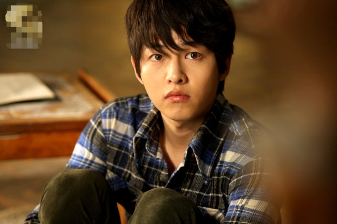 Song Joong-Ki với diễn xuất mộc mạc đã hóa thân xuất sắc trong vai cậu bé người sói.