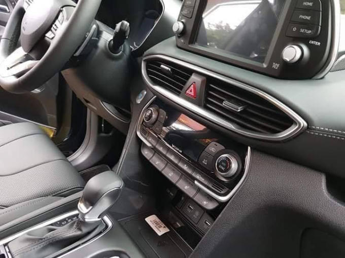 Về nội thất, bảng thông số cũng hé lộ cho thấy Hyundai Santa Fe 2019 màn hình kích 7 inch thay đồng hồ cơ, khởi động bằng nút bấm.