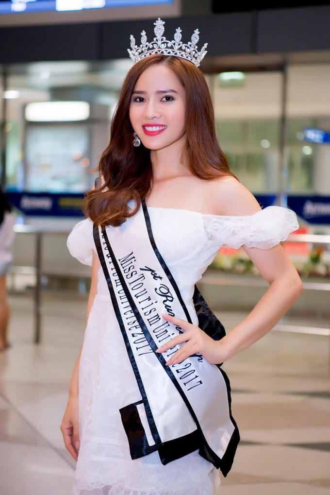 Diện chiếc váy trắng khi xuất hiện tại sân bay, Bella Mai nổi bật và thu hút nhiều du khách tại sân bay. Ảnh: Huy Trần