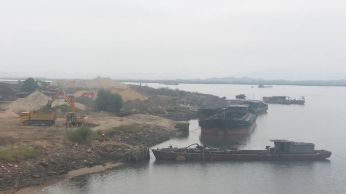 Hàng nghìn mét vuông đất ven sông biến thành bãi tập kết cát trái phép.