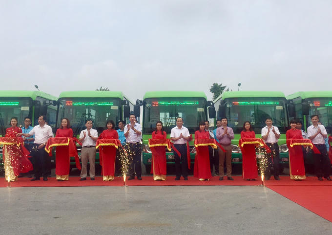 Tổng công ty vận tải Hà Nội chính thức đưa 24 xe buýt loại 30 chỗ vào vận hành, khai thác trên 3 tuyến buýt mang số hiệu 97, 98, 99.