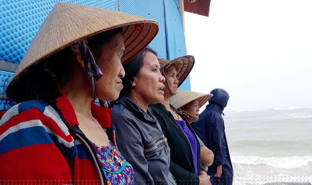 Người dân sống ven biển thôn Hải Nam vẫn chưa hết lo lắng bởi sóng lớn và triều cường.