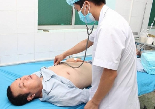 Ngay khi nhập viện, các bệnh nhân đã được rửa dạ dày, dùng than hoạt tính giảm hấp thu chất độc. (Ảnh: Bệnh viện cung cấp)