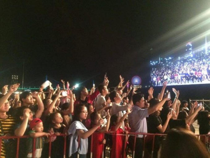 Du khách đông nghẹt ghi lại những khoảnh khắc tại đêm nhạc hội.