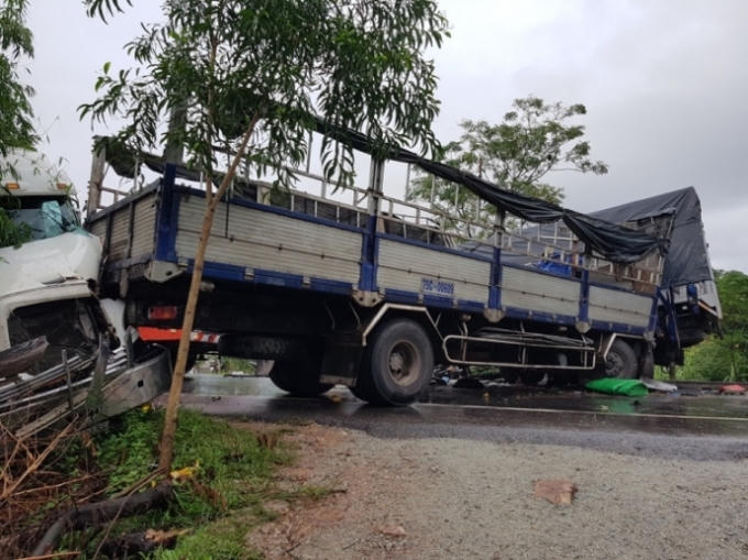 Xe tải BKS 75C- 006.09 xoay ngang sau khi đâm mạnh với xe tải BKS 36C- 081.70 (bên phải). Xe đầu kéo BKS 51C- 321.54 cũng húc dính vào phía sau xe tải 75C-006.09