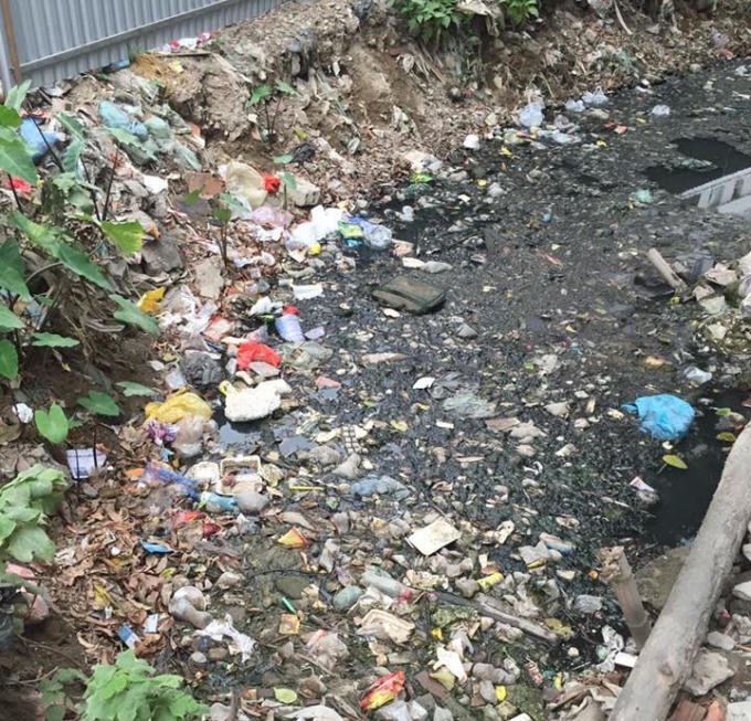 Con mương trước khi được dọn vệ sinh.