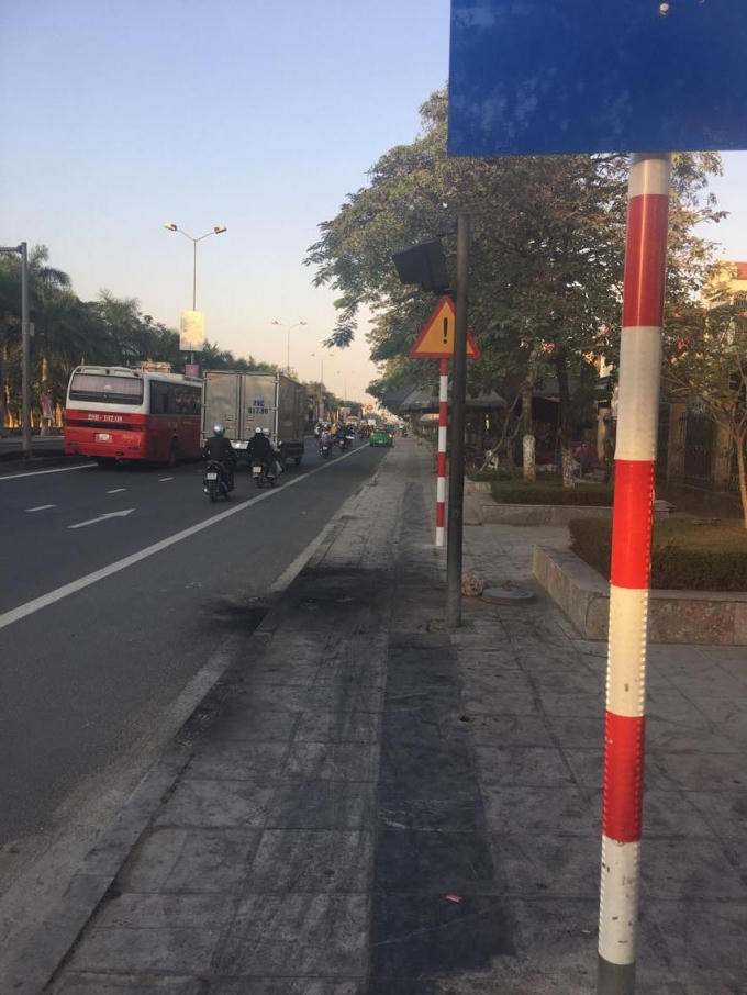 Vụ việc đã khiến một đoạn vỉa hè bị ám khói đen kịt.