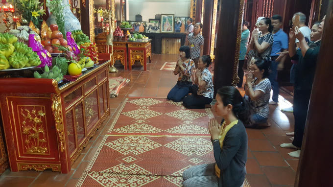 Mọi người đến tham dự Lễ, đều muốn cầu bình an, hạnh phúc đến với gia đình mình.