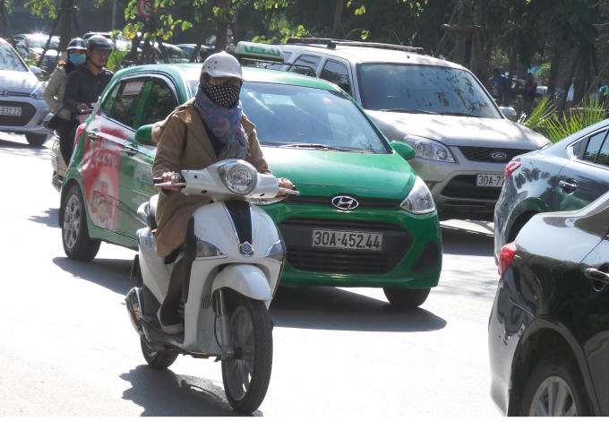 Đi xe dưới &aacute;nh nắng nhưng vẫn cảm thấy r&eacute;t buốt.