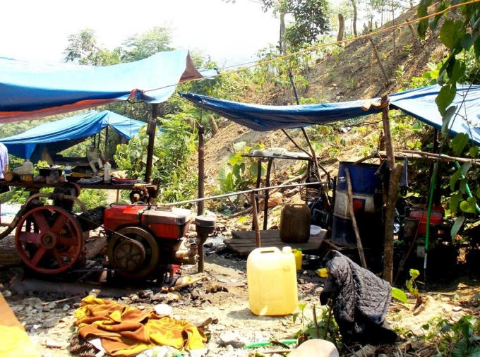 Máy phát điện và nén khí dẫn vào trong hầm.