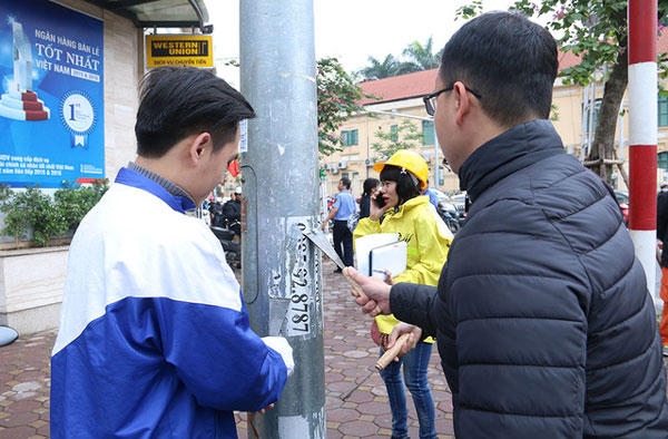 Hành vi treo, đặt, dán, vẽ quảng cáo các sản phẩm, hàng hóa, dịch vụ trên cột điện, trụ điện, cột tín hiệu giao thông và cây xanh nơi công cộng bị phạt từ 1-2 triệu đồng. (Ảnh minh họa)