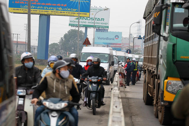 Sau vài phút tài xế dùng tiền lẻ gây khó khăn cho nhân viên trạm thu phí, làn đường hướng Hà Nội đi Hưng Yên đã ùn tắc dài. Nhiều nhân viên trạm đã phải ra đường chỉ dẫn các phương tiện giao thông di chuyển.