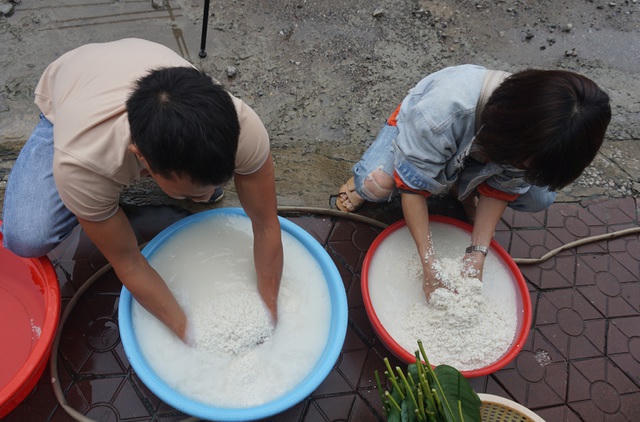 Chỉ trong thời gian ngắn, hàng tấn gạo nếp đã được người dân khắp nơi góp để nấu bánh gửi người dân vùng lũ.