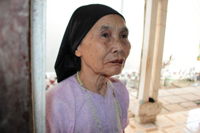 Bà Dương Thị Hành (hay còn gọi là bà Liên), cô hộ sinh vàng của vùng.