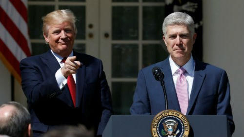 Bổ nhiệm thẩm phán Neil Gorsuch (phải) vào Tòa án Tối cao được coi là chiến thắng chính trị lớn nhất của ông Trump trong 100 ngày cầm quyền đầu tiên