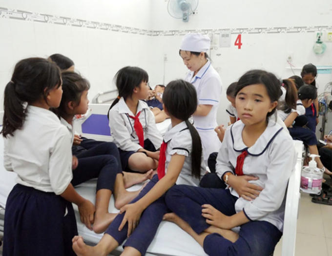 Rất đông học sinh được cấp cứu tại Bệnh viện Đa khoa Ninh Thuận.