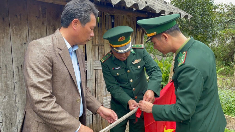 Cán bộ Đồn Bắc Sơn trao tặng cờ Tổ quốc và quà hỗ trợ cho người dân có hoàn cảnh khó khăn