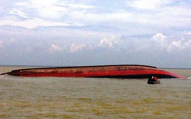 NÓNG: Tàu hàng cùng 12 người chìm trên biển Hà Tĩnh