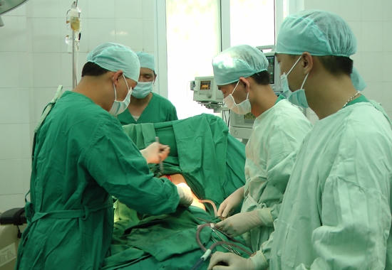 Các bác sĩ đang phẫu thuật cắt bỏ khối u.