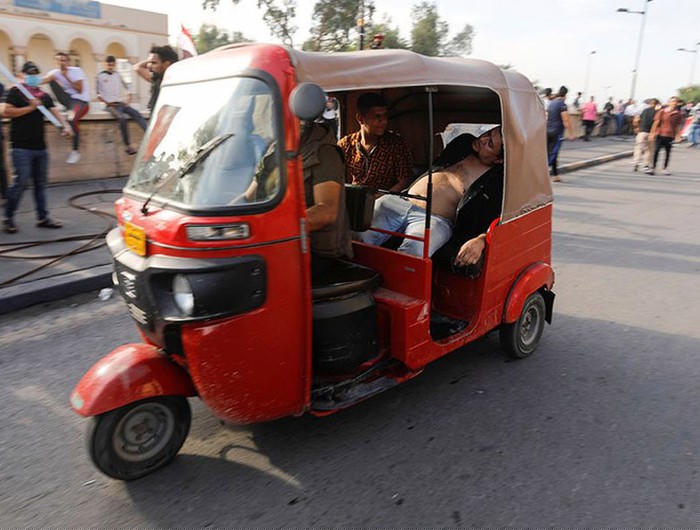 Với đám đông chật cứng trên đường phố, xe cứu thương khó có thể tiếp cận nạn nhân hoặc trở thành mục tiêu cho những tay súng bắn tỉa. Vì vậy, những người lái xe tuk tuk lao thẳng xuống đường để đón người bị hại.