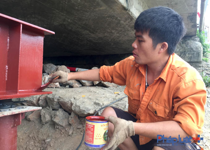 H&agrave; Nội: Phụ xe bu&yacute;t ki&ecirc;m nh&acirc;n vi&ecirc;n mở barie