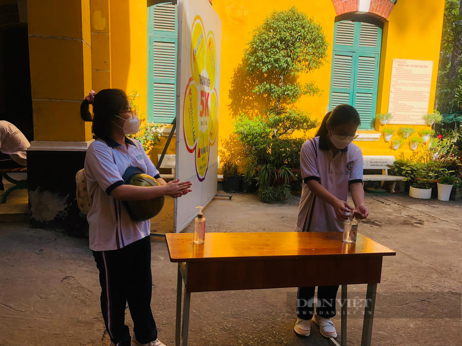 Học sinh lớp 9, 12 đã đủ lớn để biết tự chăm sóc bản thân, phòng chống dịch Covid-19 nhưng phụ huynh vẫn lo ngại khi đi học trực tiếp. Ảnh: Mỹ Quỳnh