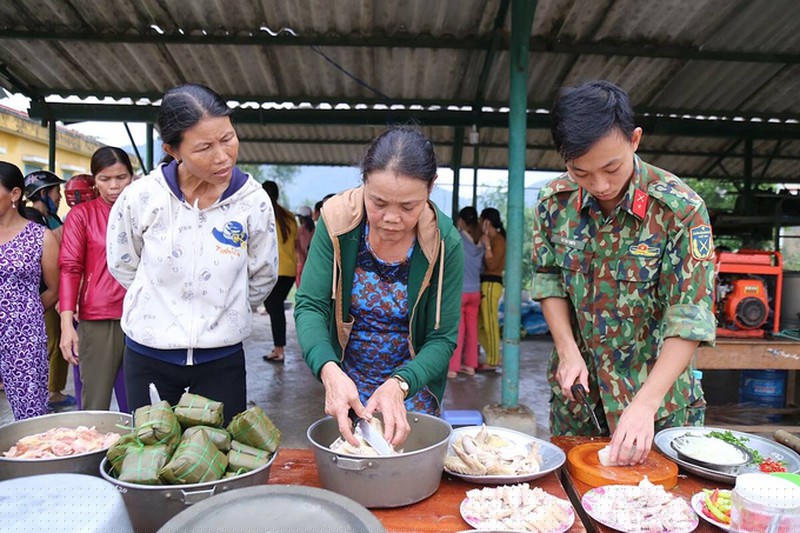 Người dân giúp các anh nuôi chuẩn bị các suất ăn. Ảnh: Hoàng Táo/VnExpress