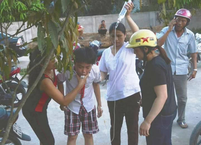 Sau khi ăn quả ngô đồng, hàng chục học sinh cùng có triệu chứng đau bụng, nôn mửa nghi do bị ngộ độc.