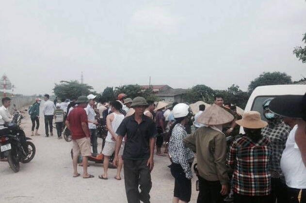 Hàng trăm người dân hoang mang về sự việc xảy ra.