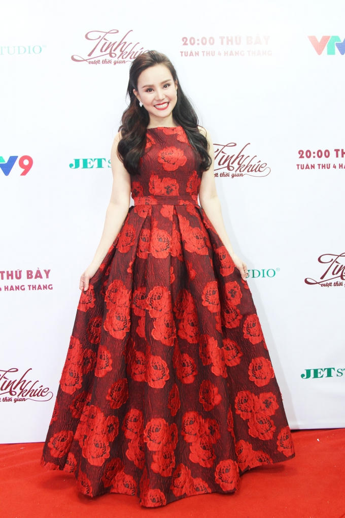 Vy Oanh, Tiêu Châu Như Quỳnh diện đồ đỏ nổi bật trong Tình khúc vượt thời gian