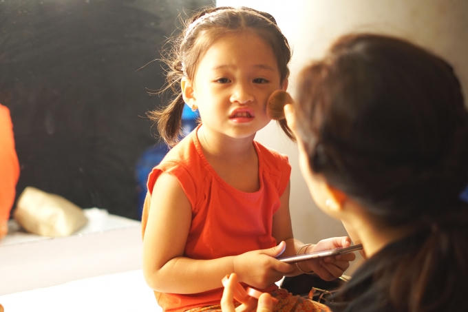 Bà xã Phan Đinh Tùng phá lệ cầm mic cùng chồng tại Sài Gòn Đêm Thứ 7