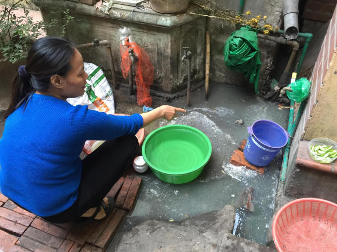 Đường cống thoát nước duy nhất của biển số nhà tiếp tục có dấu hiệu bị bịt, chặn bằng vật thể lạ.