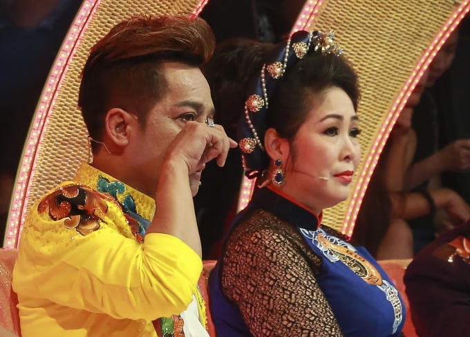 NSND Hồng V&acirc;n, NSƯT Đức Hải rớt nước mắt khi xem học tr&ograve; Minh Nh&iacute; diễn