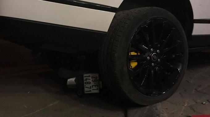 Một chiếc xe máy bị chiếc "xế hộp" cuốn vào gầm.